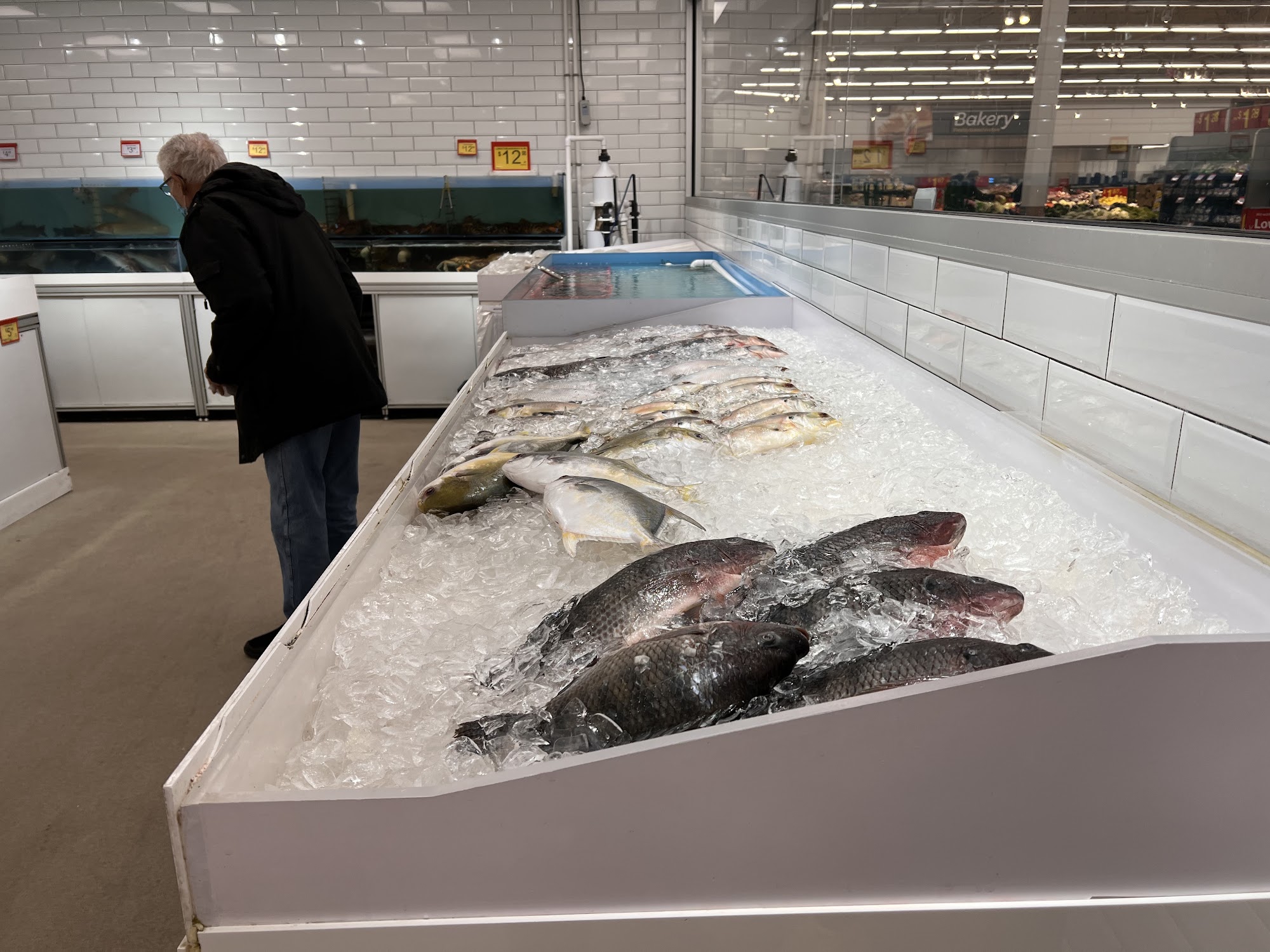 Khu vực hải sản thực tế tại Walmart Supercentre ở Canada